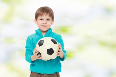 Küçük çocuk topu tutuyor..