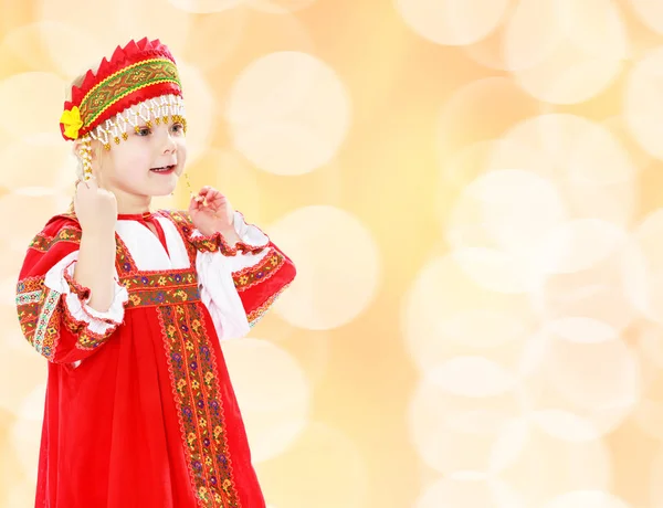 Meisje in russisch nationaal kostuum. — Stockfoto