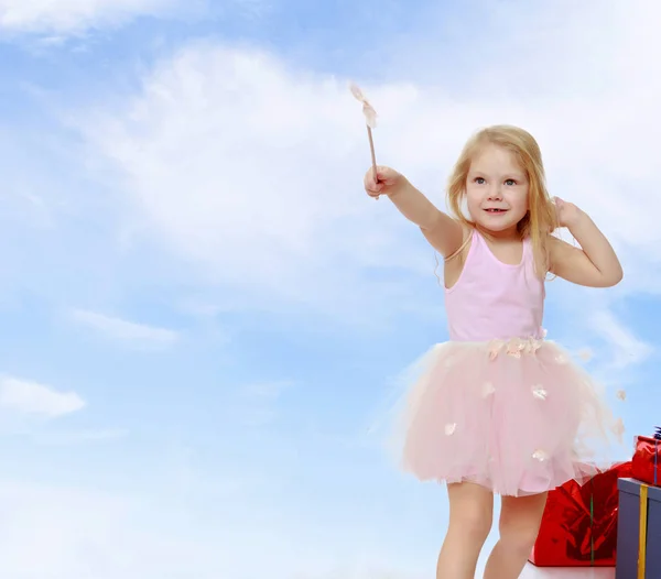 Bambina con una bacchetta magica . — Foto Stock