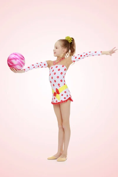 Gymnastka dělá cvičení s míčem — Stock fotografie