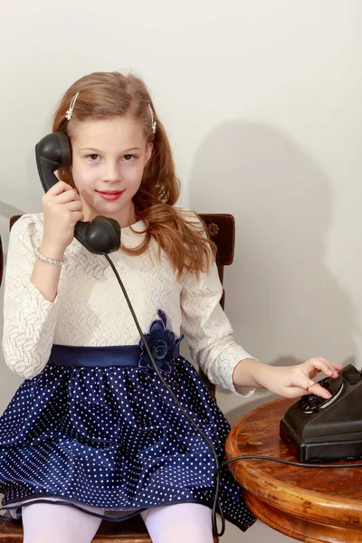 Gadis berbicara di telepon lama . — Stok Foto