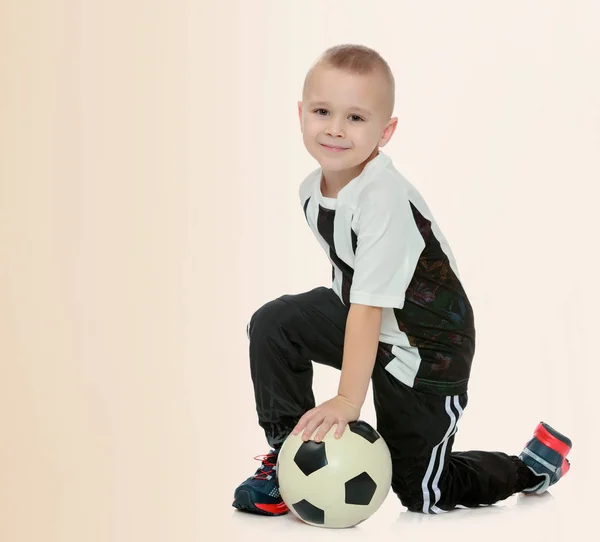 Het jongetje met de bal in zijn handen — Stockfoto