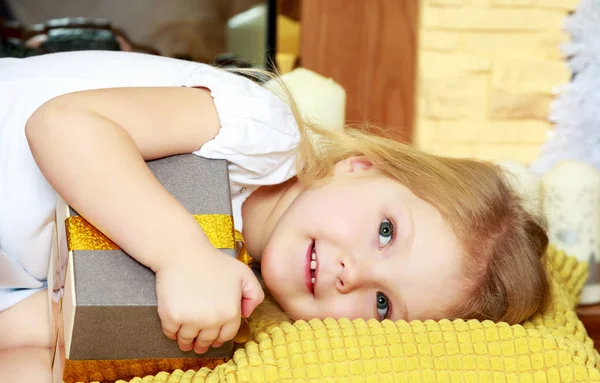 Petite fille avec un cadeau à la veille du Nouvel An . — Photo