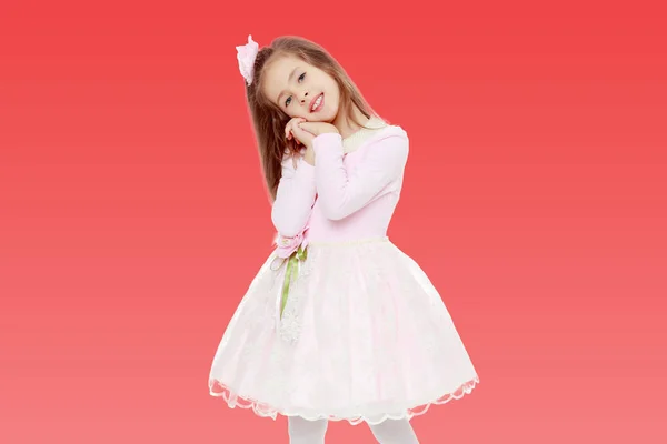 Elegáns kis lány rózsaszín ruha. — Stock Fotó