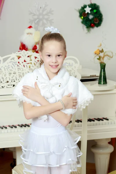 Mała dziewczynka w biały fortepian. — Zdjęcie stockowe
