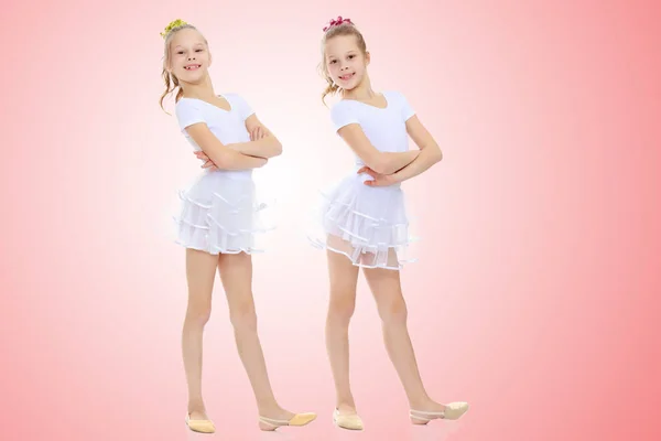 2 kız jimnastikçi beyaz elbiseli. — Stok fotoğraf