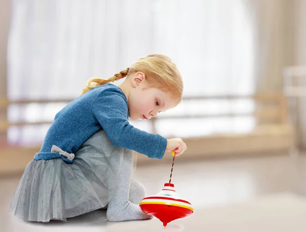 Mädchen spielt Brummkreisel. — Stockfoto