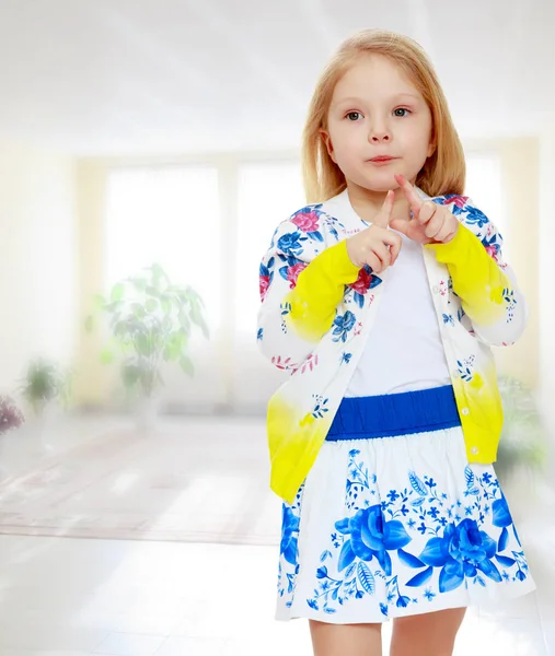Klein meisje in de zomer jurk met Russische sieraad. — Stockfoto