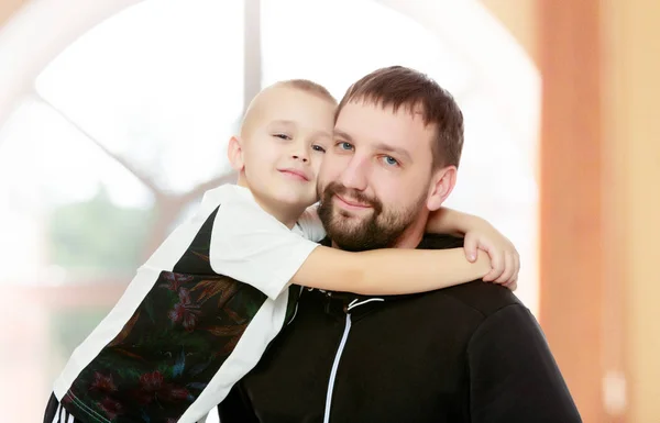 Dad and son hug. — Stock Photo, Image