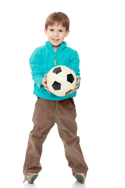 Menino segura bola de futebol . — Fotografia de Stock