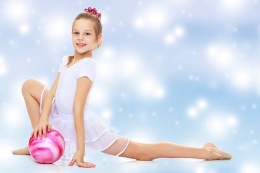 Jimnastikçi egzersizleri ile bir top mu