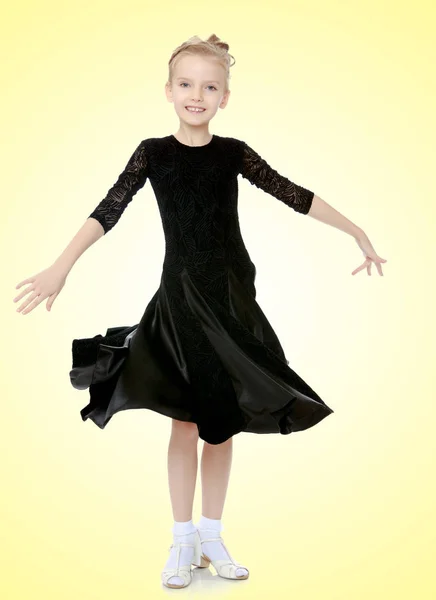 Bella ballerina in un vestito nero . — Foto Stock