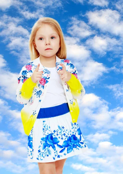 Kleines Mädchen im Sommerkleid mit russischem Ornament. — Stockfoto