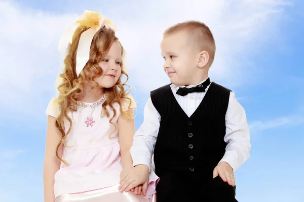 Мальчик и девочка держатся за руки — стоковое фото
