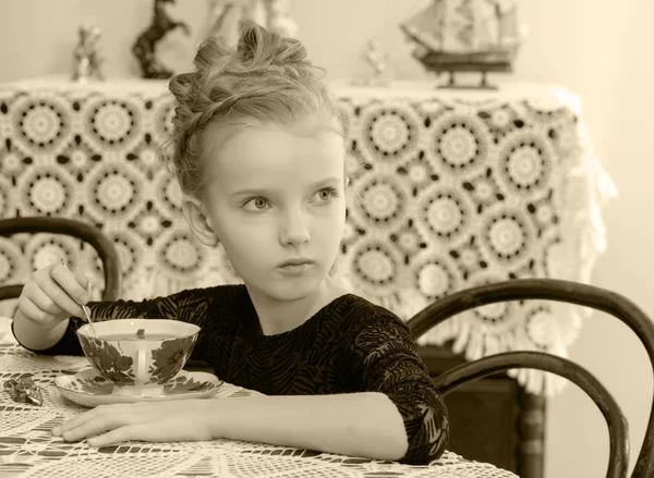美しい少女のテーブルでお茶を飲む. — ストック写真