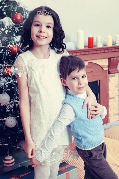 Noel ağacının etrafında çocuklar. — Stok fotoğraf