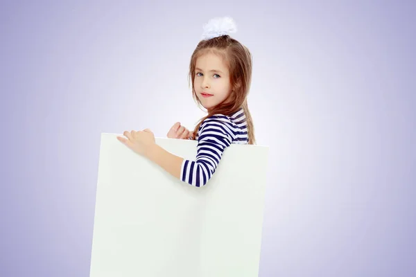 Menina em um vestido listrado . — Fotografia de Stock