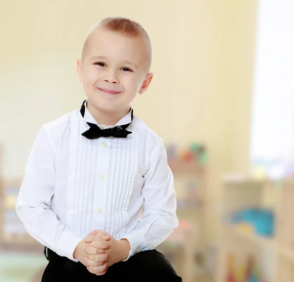 Liten pojke i vit skjorta och slips. — Stockfoto