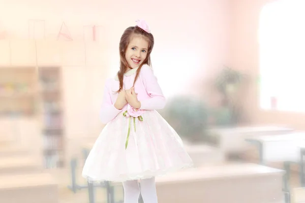 Tyylikäs pieni tyttö vaaleanpunainen mekko . — kuvapankkivalokuva