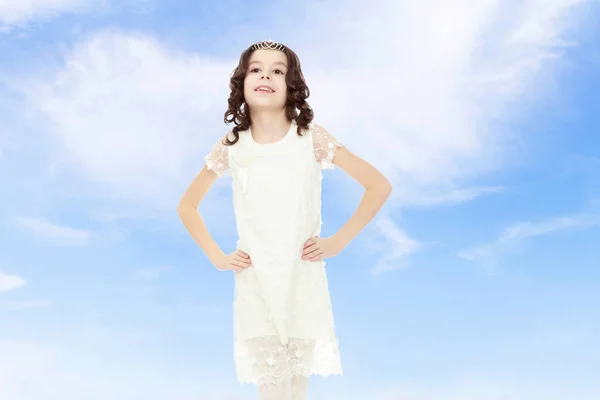 Mooi meisje in een witte jurk. — Stockfoto