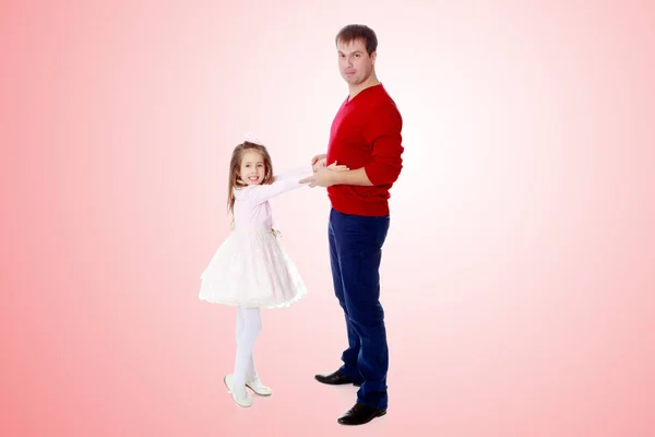 小さな女の子は彼のお父さんに彼女の手を引っ張る. — ストック写真