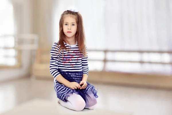 Little girl kneeling on the floor. — Stock Photo, Image