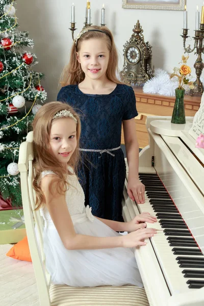 Chicas gemelas tocando el piano . —  Fotos de Stock