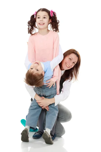 Мама обнимает своих детей . — стоковое фото