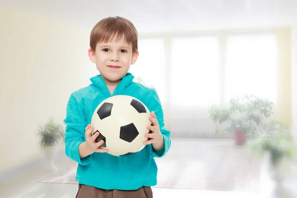 Menino segura bola de futebol . — Fotografia de Stock