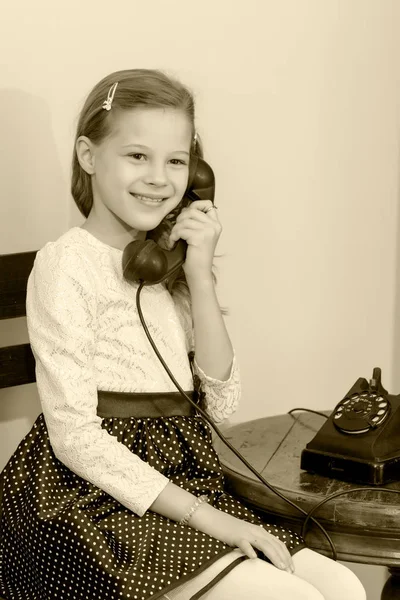Chica hablando por teléfono viejo . — Foto de Stock