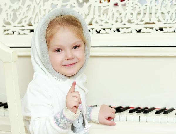 La bambina sta sventolando una penna . — Foto Stock