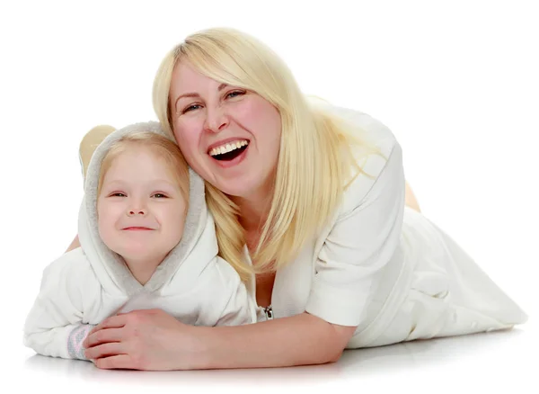 Madre e hija pequeña abrazándose . —  Fotos de Stock