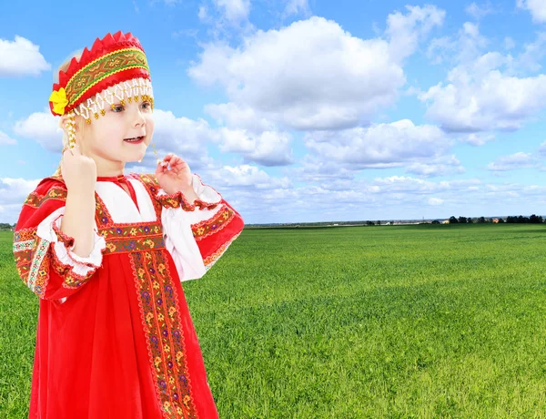 身着俄罗斯民族服装的女孩. — 图库照片