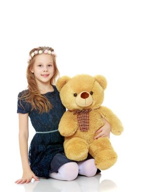 Oyuncak ayılı bir kız..