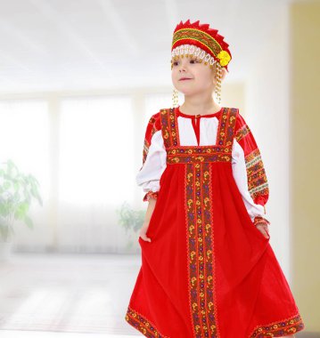 Rus ulusal kostümlü kız..