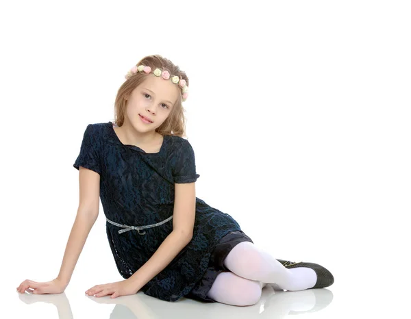 Beautiful little girl posing sitting on the floor. — Stock Photo, Image