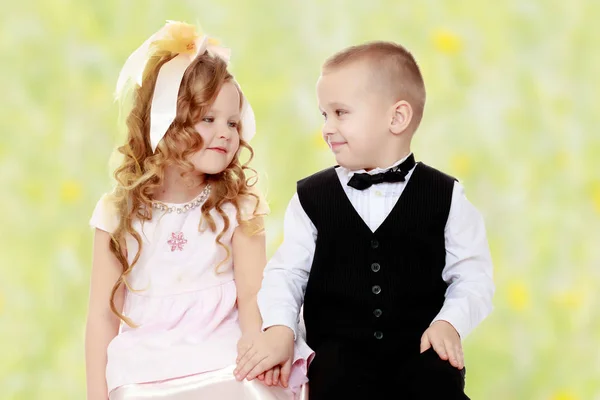 Хлопчик і дівчинка тримаються за руки — стокове фото