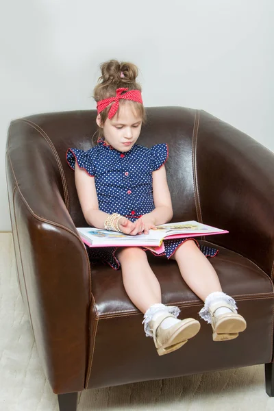 Little girl reading a book. — Stock Photo, Image