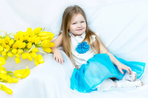 チューリップの花束を持つ少女 — ストック写真