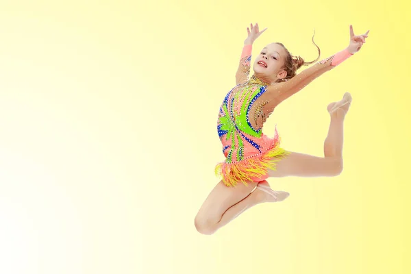 Meisje gymnast voert een sprong. — Stockfoto