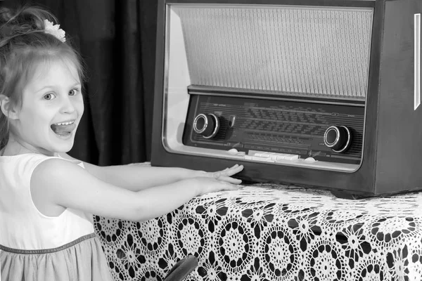 오래 된 라디오를 수신 하는 어린 소녀. — 스톡 사진