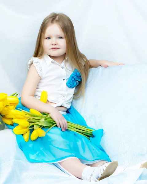 Menina com buquê de tulipas — Fotografia de Stock