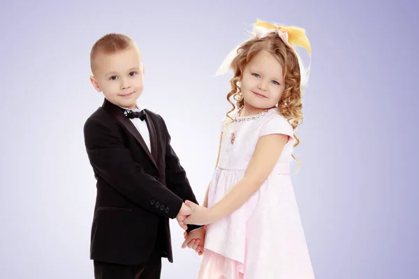 Menino e menina de mãos dadas — Fotografia de Stock