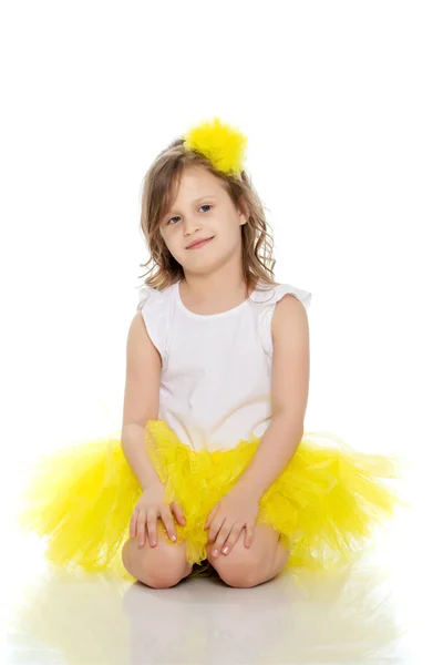 Niña con falda amarilla y camiseta blanca . — Foto de Stock