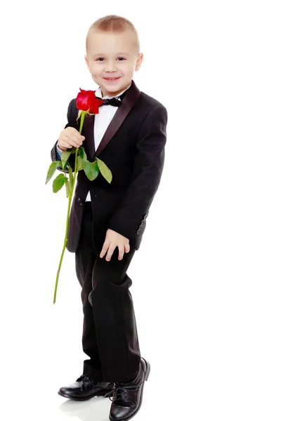 小男孩与一朵玫瑰花. — 图库照片