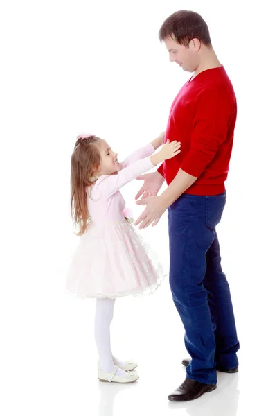 Kleines Mädchen zieht ihre Hände zu seinem Papa. — Stockfoto