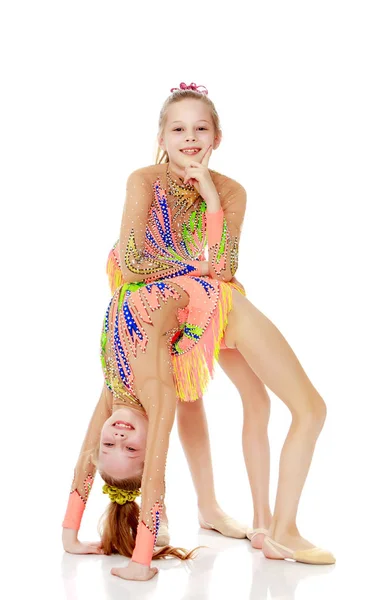 Dwie dziewczyny gimnastyczka robi mostek. — Zdjęcie stockowe