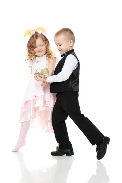 The boy shows the girl the Shoe. — Stock Photo, Image