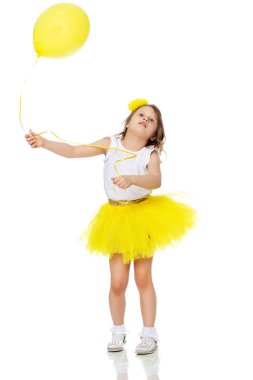 Onun elinde balonlarla küçük kız .