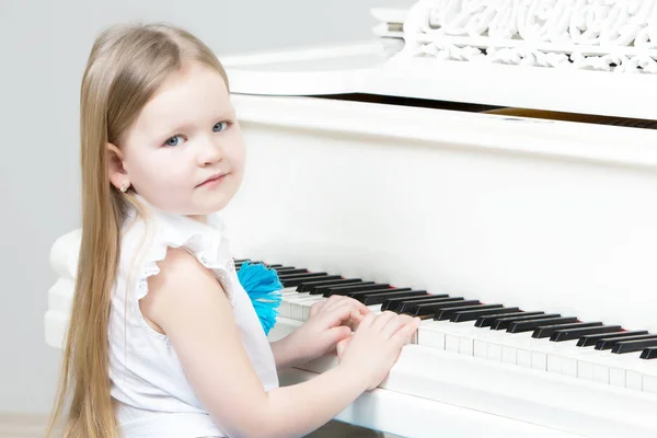 Menina toca piano . — Fotografia de Stock